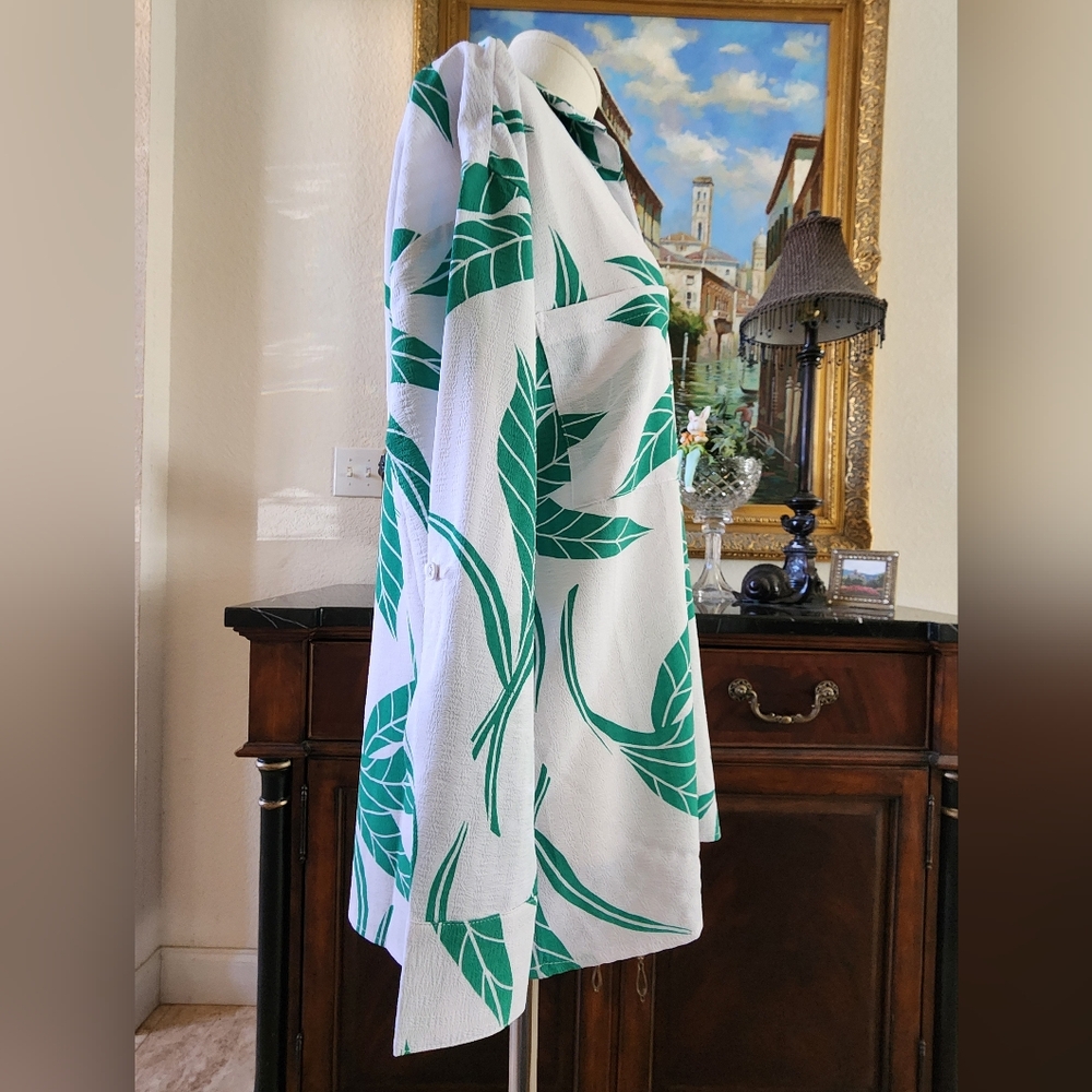 NWT- Step Into Spring Bold Green Leaf Pattern Shirt!🌿🌿 - Picture 2 of 10